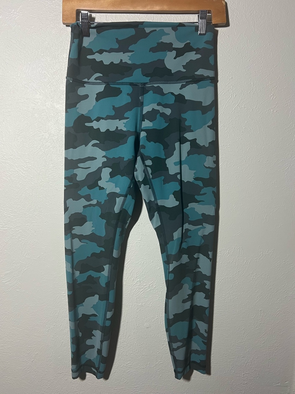 EUC Women’s Lululemon Camouflage High-Waist Leggings in Teal & Gray size 8